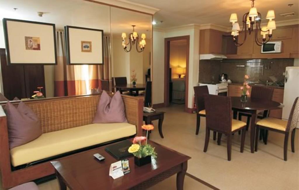 Crown Regency Suites Mactan Lapu-Lapu City Eksteriør billede