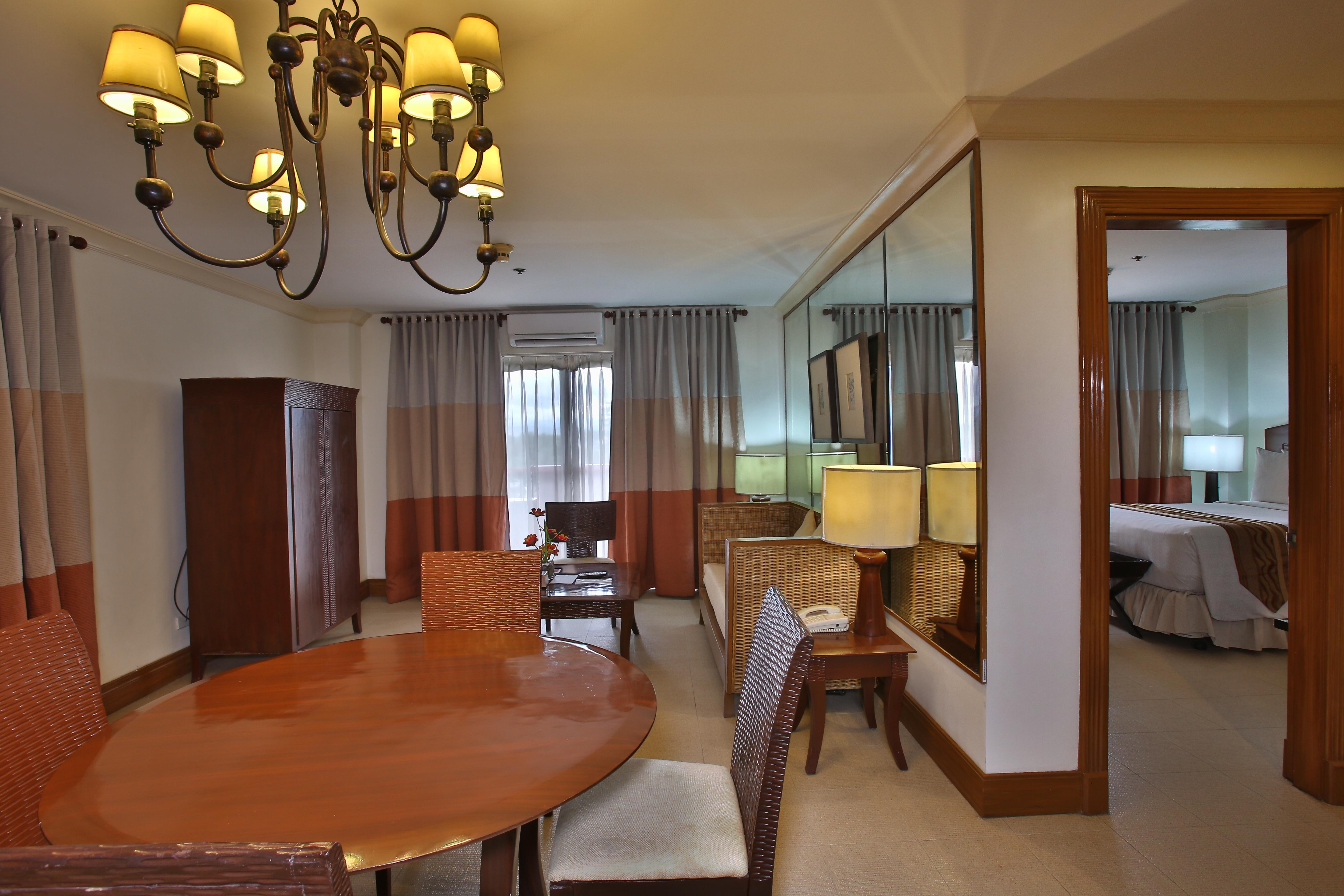 Crown Regency Suites Mactan Lapu-Lapu City Eksteriør billede