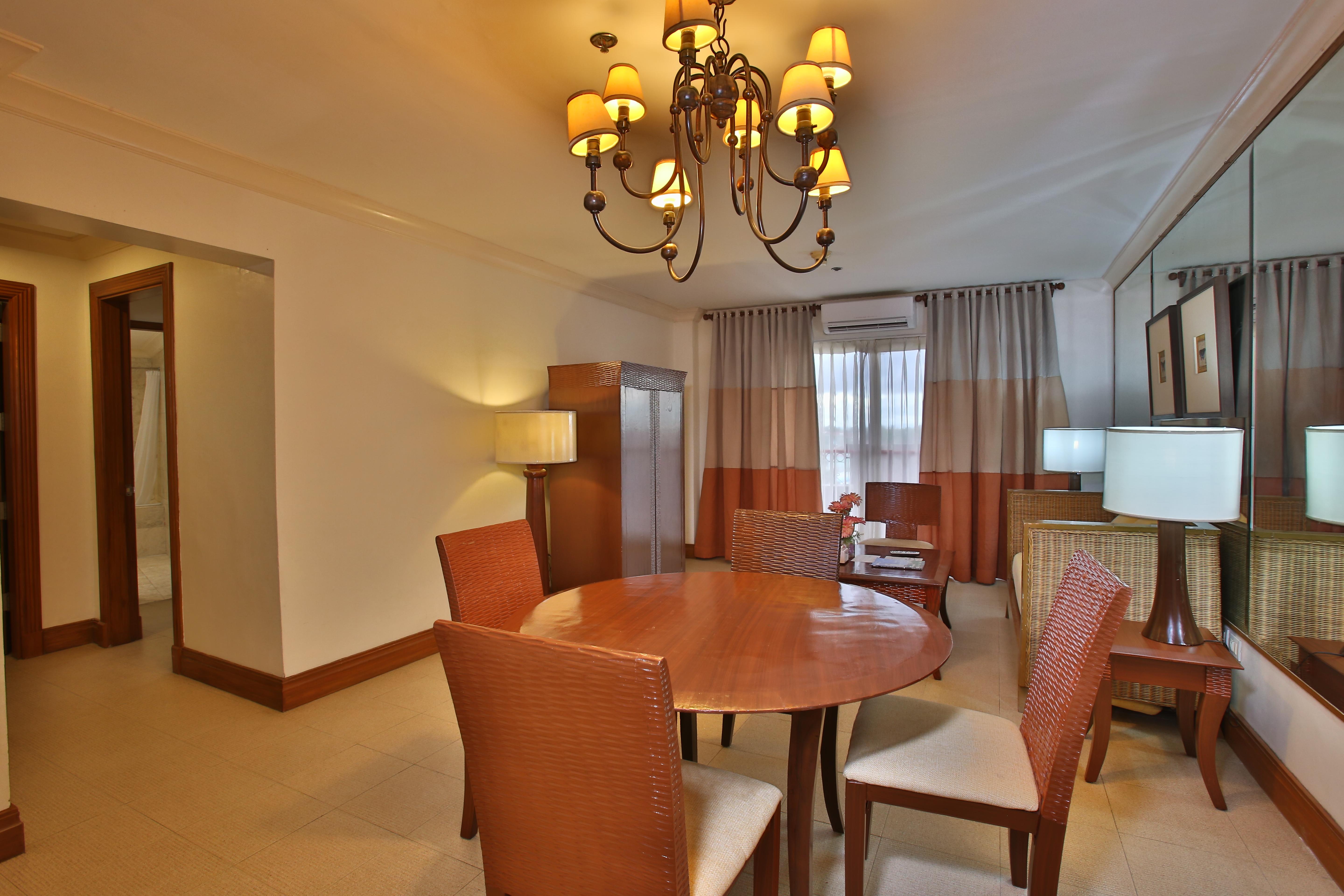 Crown Regency Suites Mactan Lapu-Lapu City Eksteriør billede