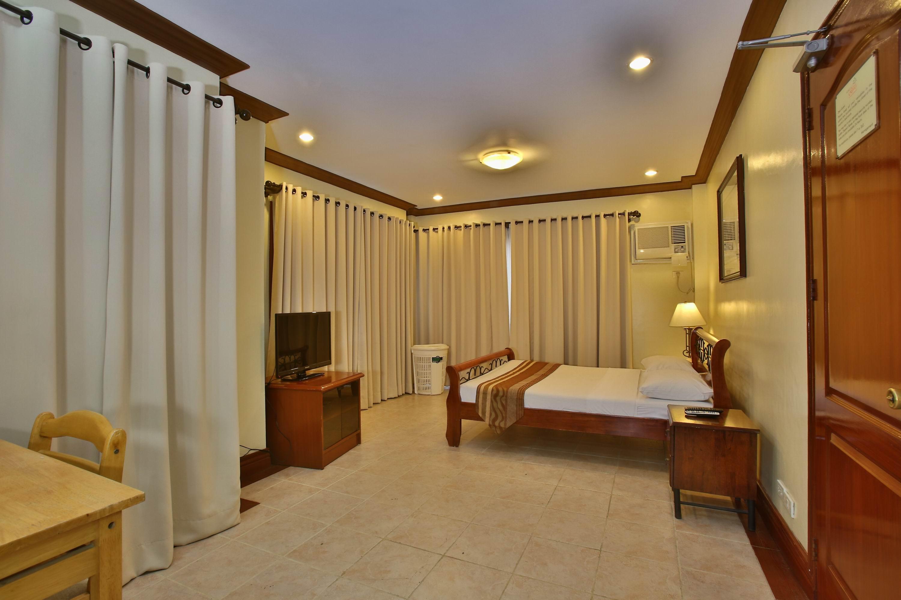 Crown Regency Suites Mactan Lapu-Lapu City Eksteriør billede