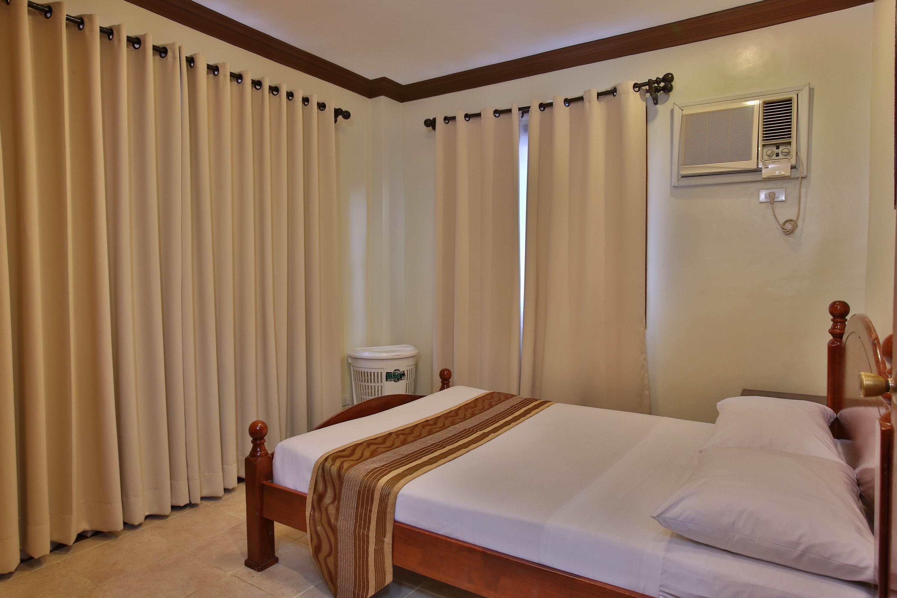 Crown Regency Suites Mactan Lapu-Lapu City Eksteriør billede