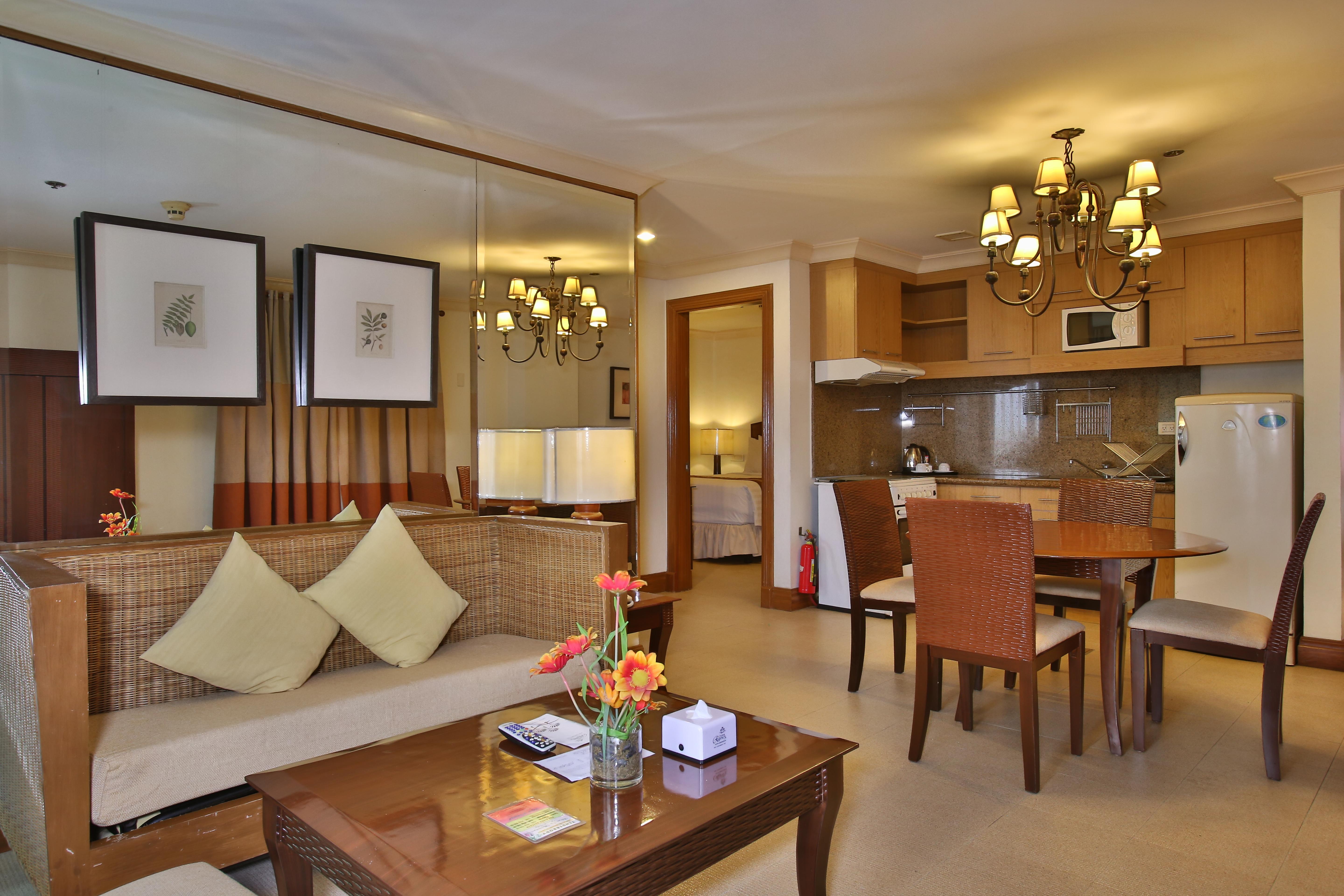 Crown Regency Suites Mactan Lapu-Lapu City Eksteriør billede
