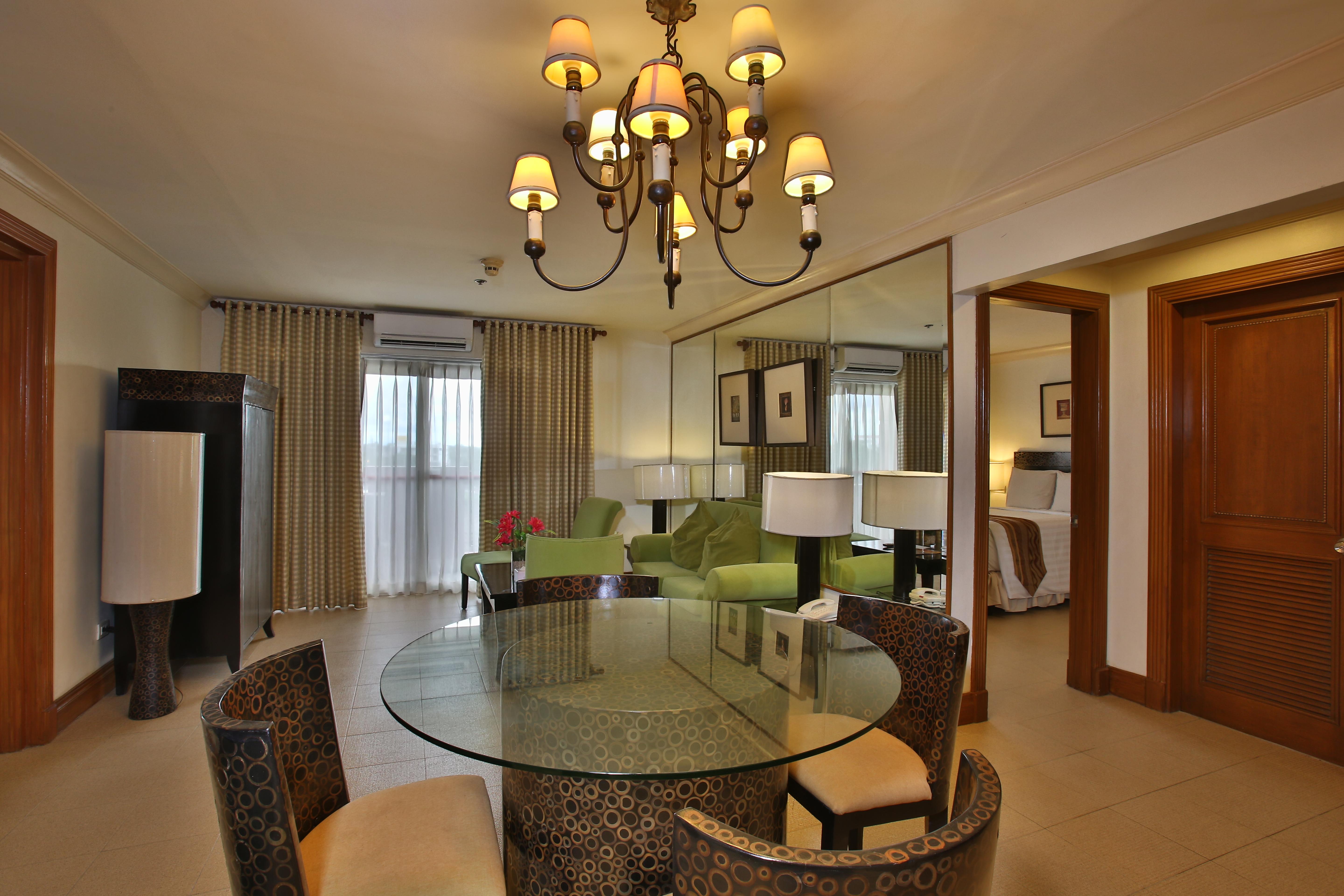 Crown Regency Suites Mactan Lapu-Lapu City Eksteriør billede