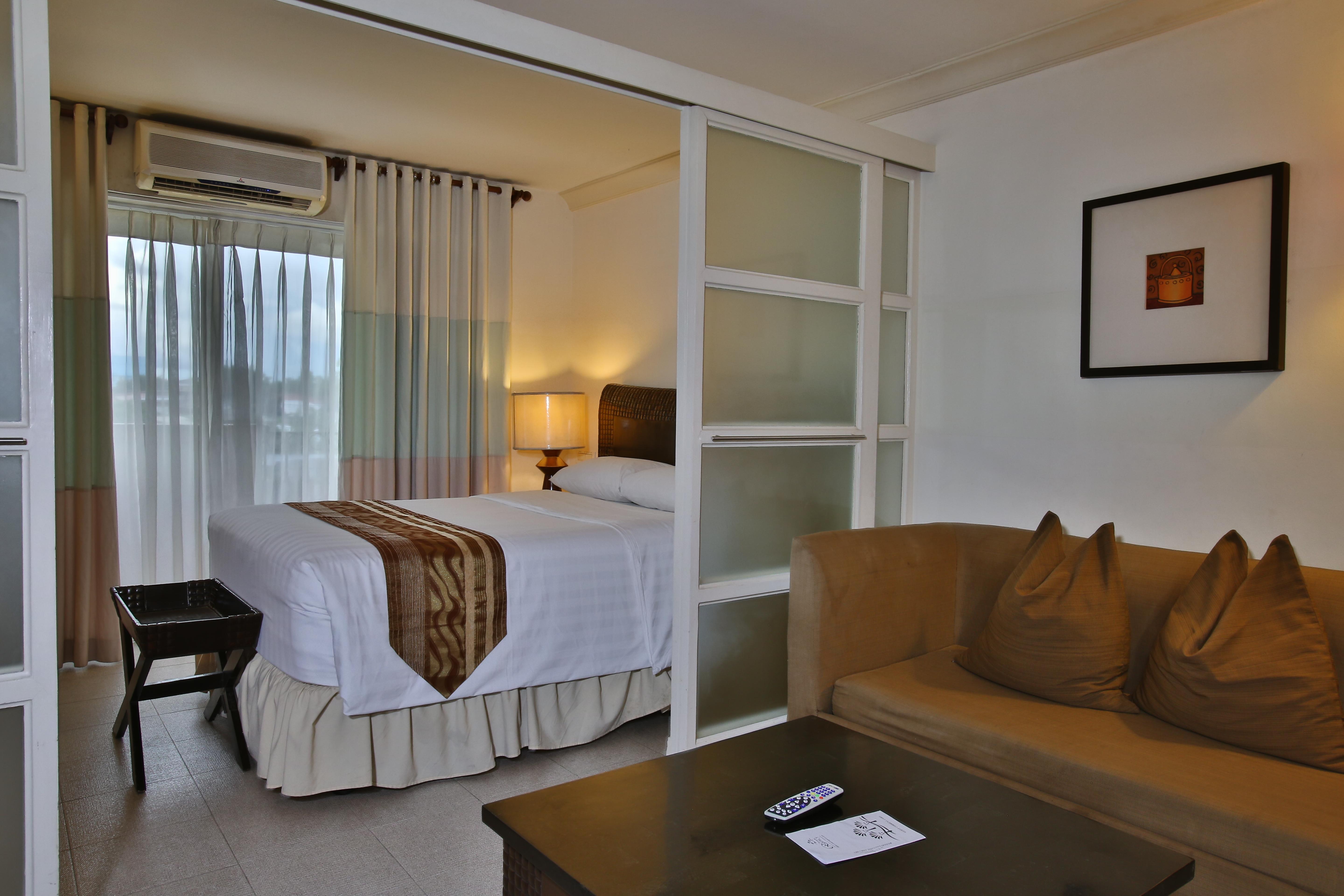 Crown Regency Suites Mactan Lapu-Lapu City Eksteriør billede